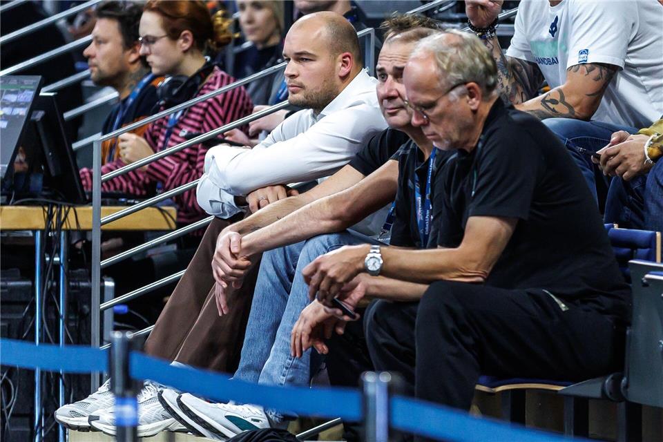 Paul Drux (l.) verfolgte das Spiel in zivil von der Tribüne ausAndreas Gora/dpa