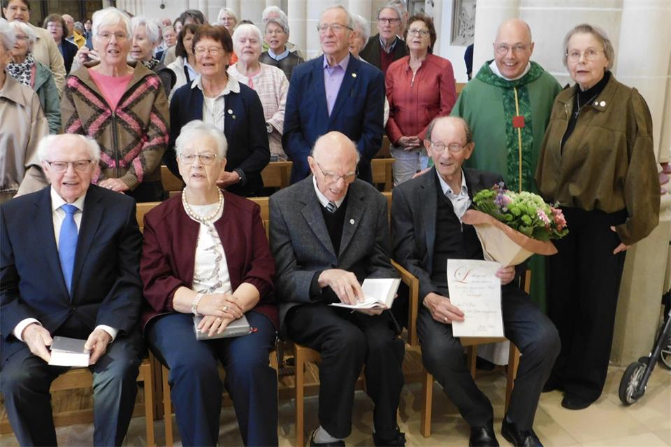 Paul Koppers (1. Reihe, 1. von rechts) wurde von der stellvertretenden Vereinsvorsitzenden Paula Wissing und Pfarrer Martin Limberg (stehend) im Kreis seiner Chormitglieder Josef und Agnes Dülmer und Paul Dieker (sitzend, 1. Reihe, von links), für seine 75-jährige Mitgliedschaft im Kirchenchor St. Andreas Velen geehrt.