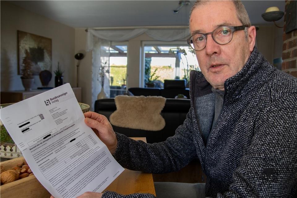 Paul Krusen, Präsident der Isselburger Schützen, zeigt den Gebührenbescheid des Bundesanzeiger-Verlags. 