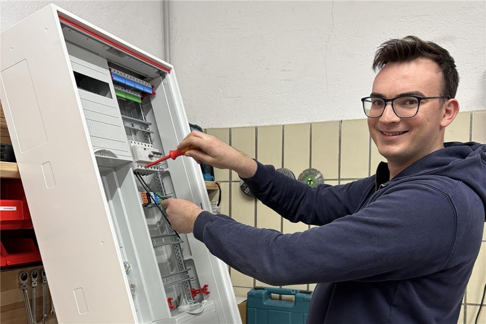 Paul Lehmbrock arbeitet in der Werkstatt seines Betriebs an einem Schaltschrank.