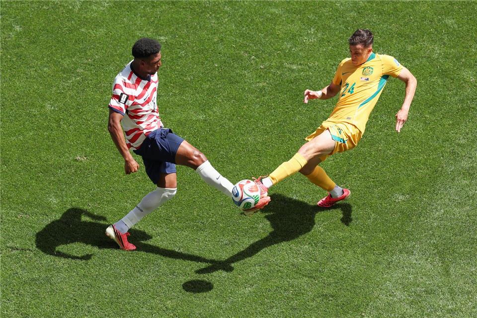 Paul Okon-Engstler (r) stand bei der Weltmeisterschaft für Australien in allen vier Spielen auf dem Platz. (Archivbild) Maddy Grassy/AP/dpa