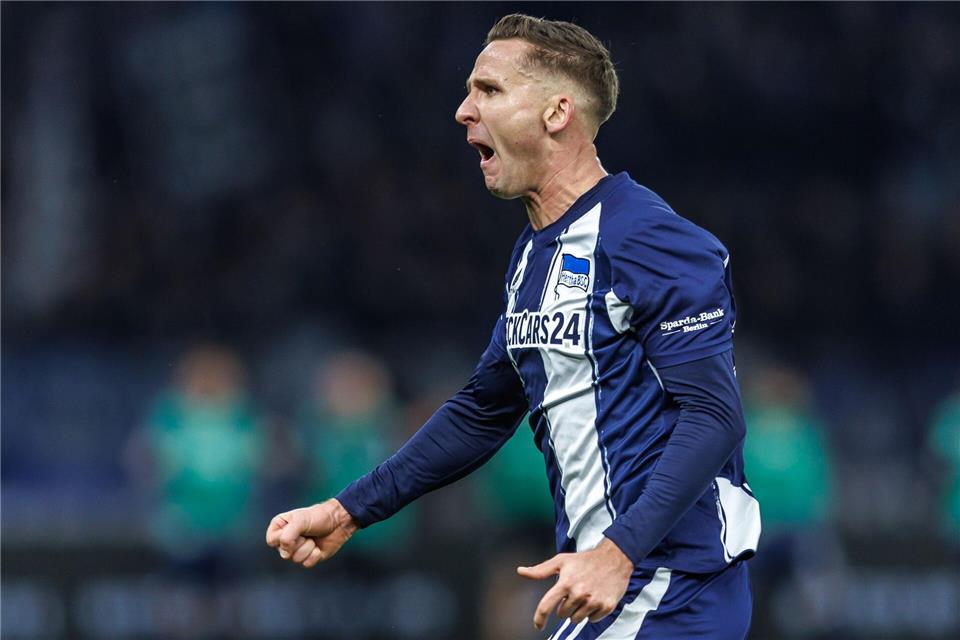 Paul Seguin trifft mit Hertha auf seinen vorherigen Arbeitgeber Schalke 04. (Archivbild)Andreas Gora/dpa