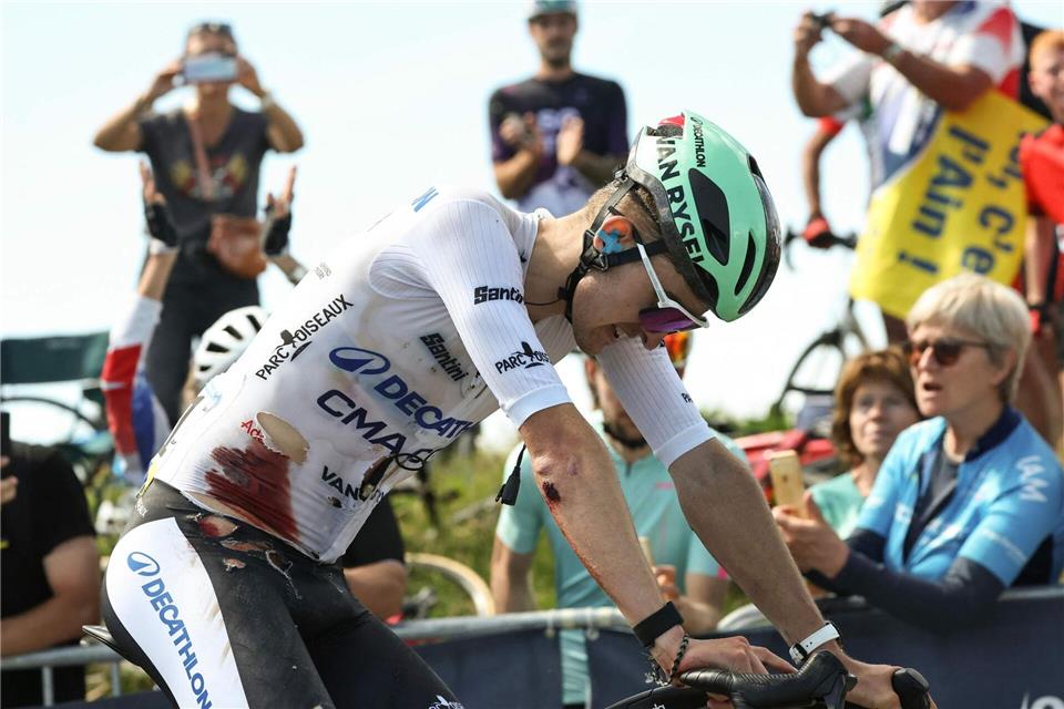 Paul Seixas kämpfte sich mit Blut und Löchern auf dem Trikot zurück ans Feld. Anne-Christine Poujoulat/AFP/dpa
