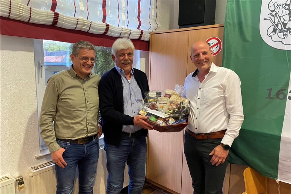 Paul Terbeck (Mitte) wurde für seine jahrzehntelange ehrenamtliche Tätigkeit geehrt. 