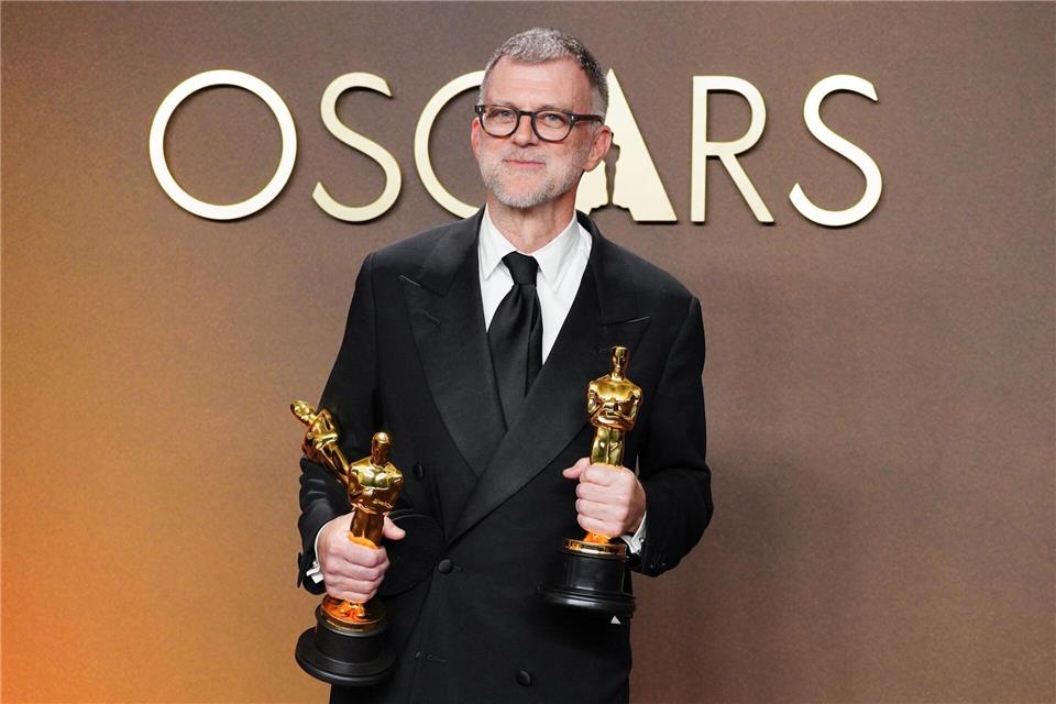 Paul Thomas Anderson, Gewinner der Preise für das Drehbuch (adaptiertes Drehbuch), die Regie und den besten Film für „One Battle After Another“, posiert im Presseraum der Oscar-Verleihung im Dolby Theatre in Los Angeles.Jordan Strauss/Invision/AP/dpa