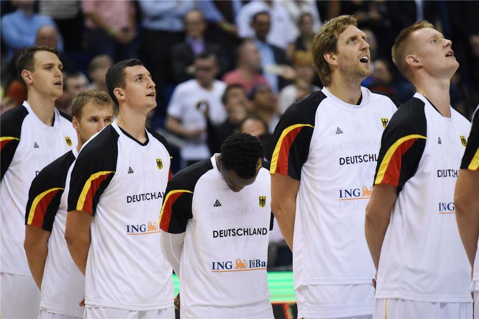 Paul Zipser (3.v.l.) spielte in der Nationalmannschaft mit Legende Dirk Nowitzki. (Archivbild)picture alliance / dpa