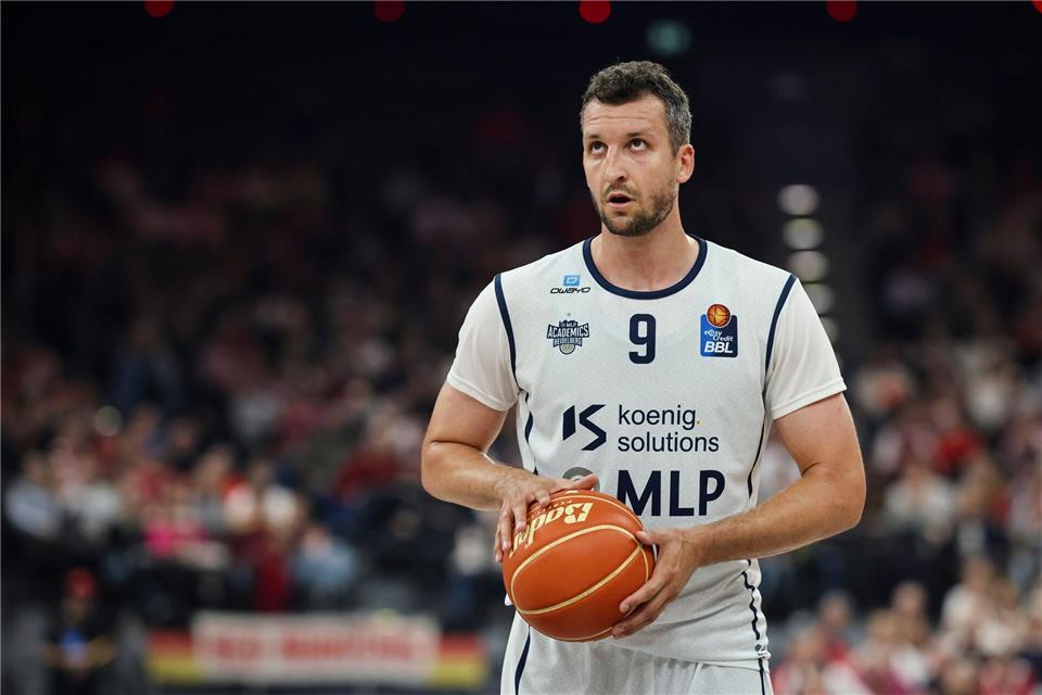 Paul Zipser: „Alleine mit der rechten Hand ins Handy zu tippen, war ultra schwierig.“ (Archivbild)Christian Charisius/dpa