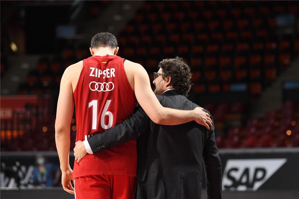 Paul Zipser (l) erlebt in München den schwersten Moment seiner Karriere. (Archivbild)Tobias Hase/dpa