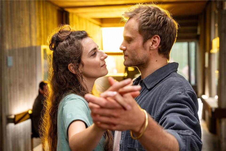 Paul und Mely proben den Brautwalzer. ARD Degeto Film/Michel Vertongen