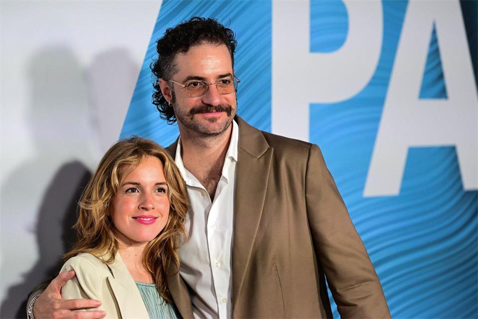 Paula Kalenberg und Fridolin Sandmeyer sind in der Serie „Friends Sex and Games“ als Paar Anna und Paul zu sehen, das sich traut, bei einem Partnertausch-Sexspiel mitzumachen. (Archivbild)Sebastian Christoph Gollnow/dpa