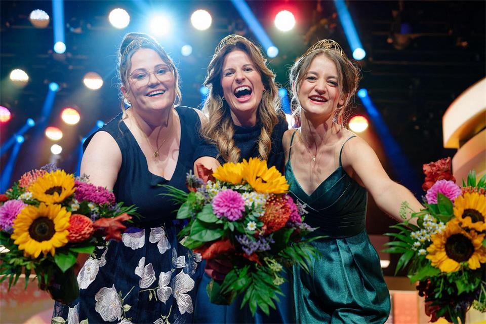 Paula Löber (M), neu gewählte 78. Deutsche Weinkönigin aus dem Weinanbaugebiet Saale-Unstrut, steht mit den Weinprinzessinnen Kathrin Knierim (l, Rheinhessen) und Natalie Schäfter (Württemberg) bei der Wahl zur 78. Deutschen Weinkönigin auf der Bühne.Uwe Anspach/dpa
