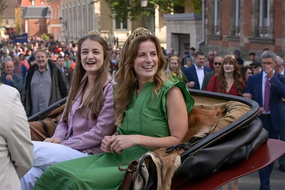 Paula Löber (r), die neue Deutsche Weinkönigin, und Natalie Schäfter, neue Weinprinzessin, werden mit einer Kutsche durch Freyburg gefahren. Heiko Rebsch/dpa