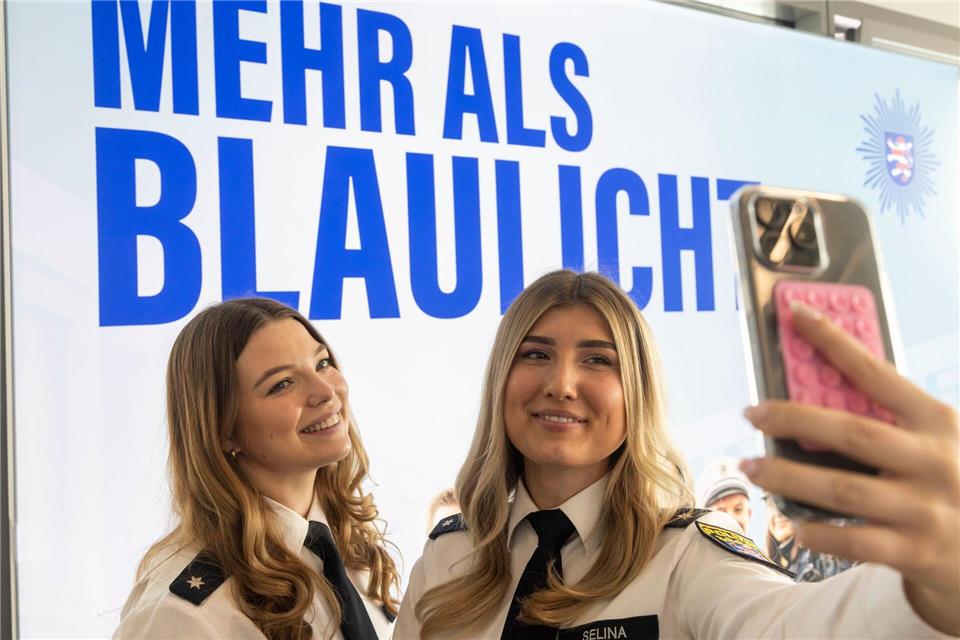 Paula (l) und Selina sind schon seit einem Jahr im Team der Corporate Influencer - beide mit vielen Followern.Helmut Fricke/dpa