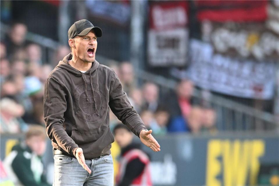 Werder gelingt Neustart: Sieg gegen FC St. Pauli Pauli-Coach Alexander Blessin konnte mit der Leistung seines Teams nicht zufrieden sein.Carmen Jaspersen/dpa