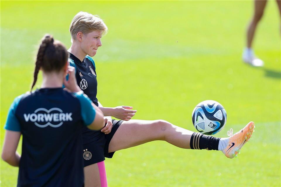Paulina Krumbiegel kickt ab Sommer bei Eintracht Frankfurt. (Archivbild)Daniel Löb/dpa
