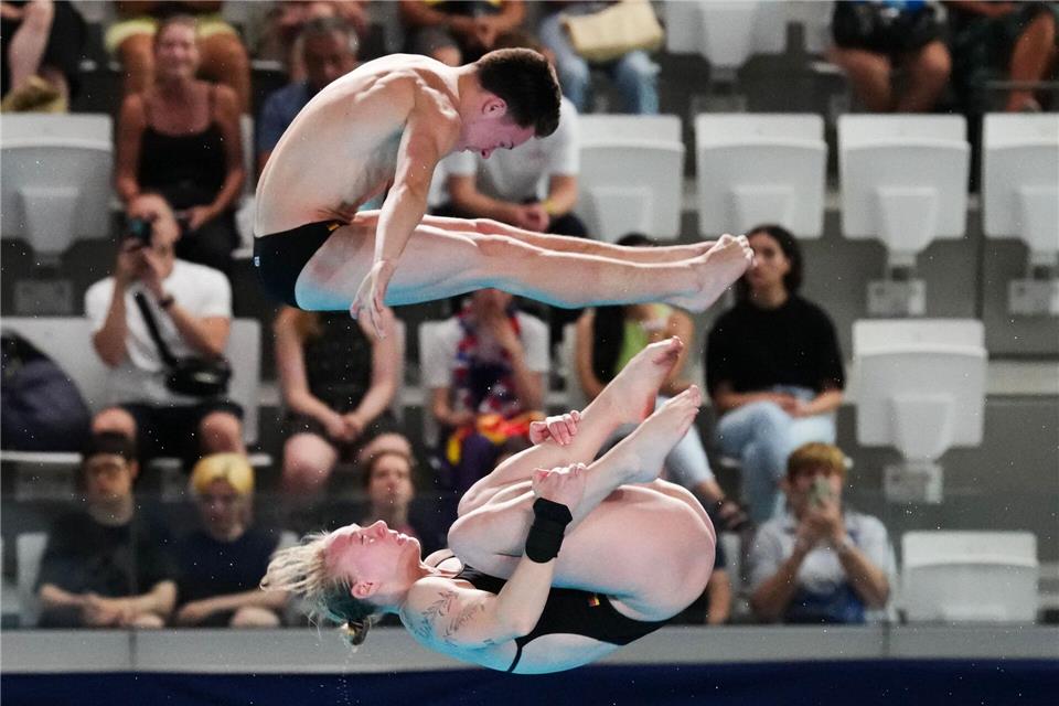 Pauline Pfeif und Ole Rösler freuen sich über eine EM-Medaille.Dimitar Dilkoff/AFP/dpa