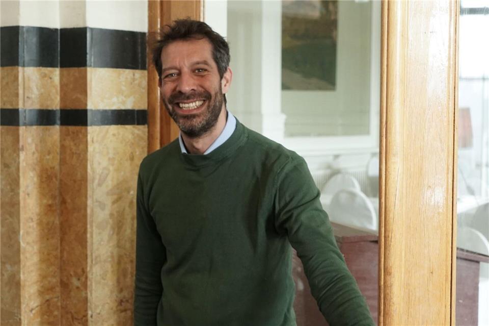 Paulo Bernardo ist der Direktor im „Berghotel Schatzalp“: Er zeigt die Tür zum Speisesaal, die Thomas Mann zu einer wiederkehrenden Romanszene inspiriert haben könnte.Stefan Wei�enborn/dpa-tmn