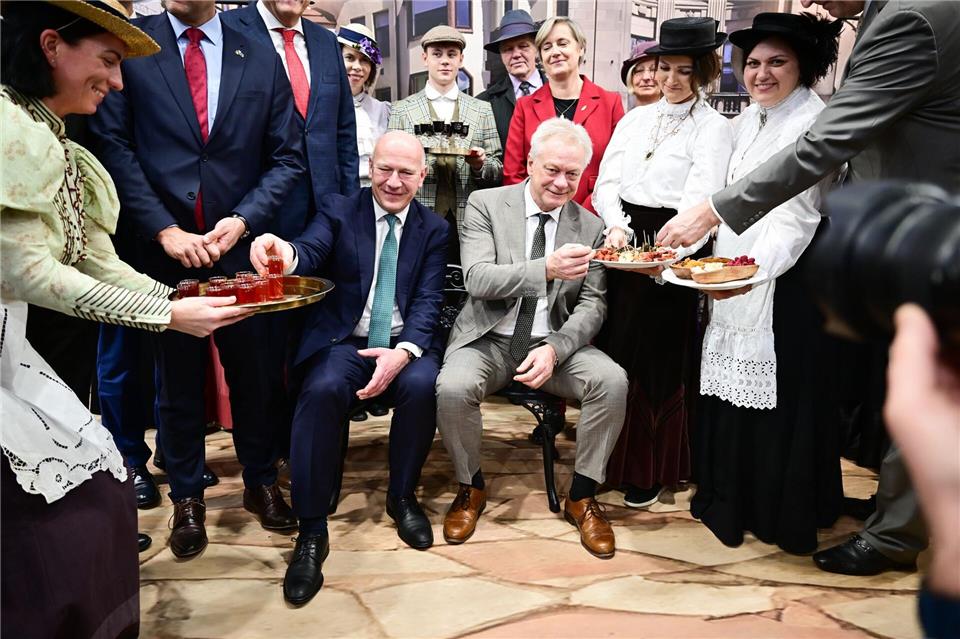 Pause muss sein: Minister Rainer und Berlins Regierender Bürgermeister am Stand von Lettland. Sebastian Christoph Gollnow/dpa
