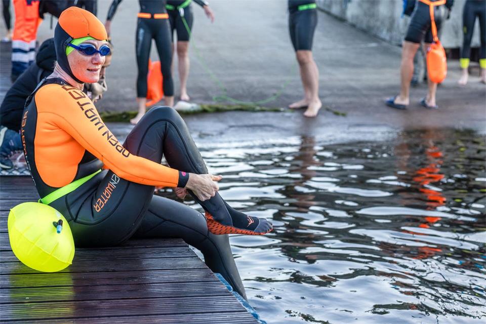 Pavla Petrová bereitet sich auf ihren Einstieg zum 5-See-Schwimmen vor.Frank Hammerschmidt/dpa