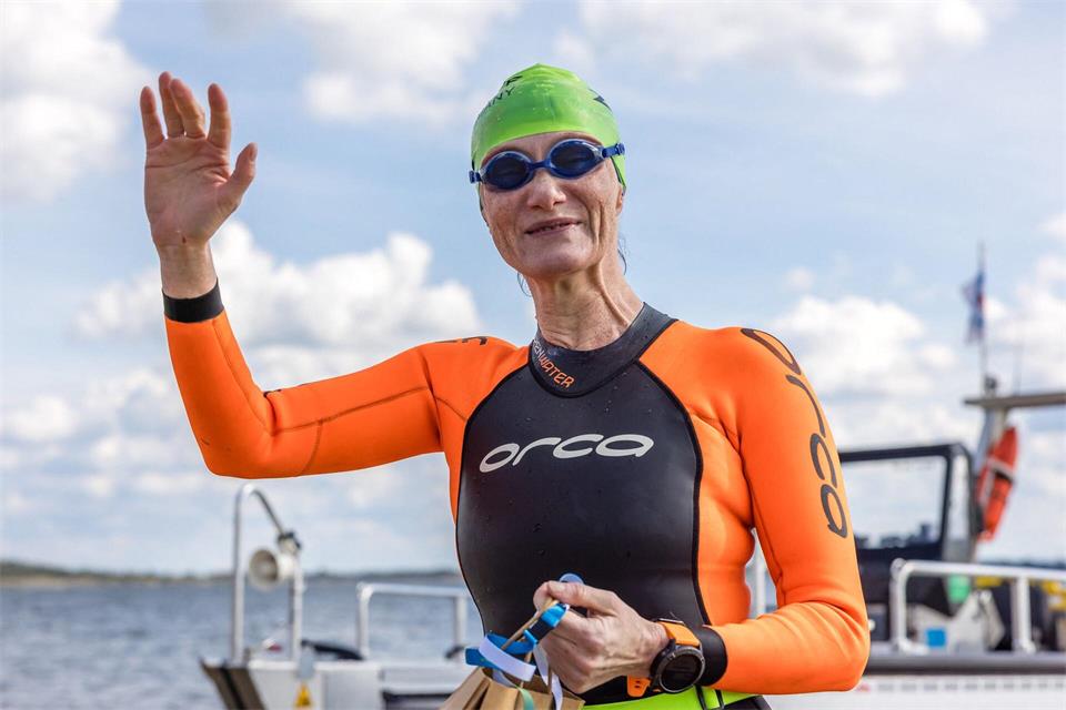 Pavla Petrova hat es geschafft und hat fünf Seen schwimmend durchquert.Frank Hammerschmidt/dpa