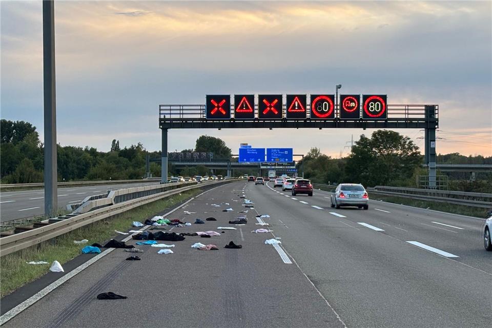 Pech auf dem Weg in den Kroatien-Urlaub: Ein Autofahrer verliert den Inhalt seiner Dachbox auf der Autobahn.Polizeipräsidium Südosthessen/dpa