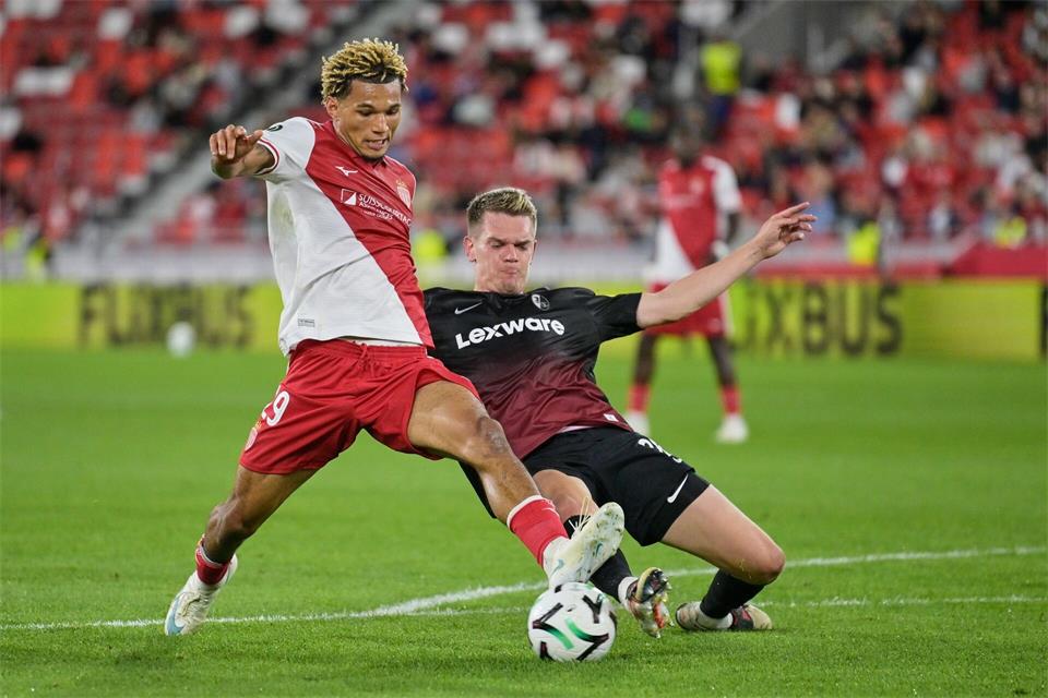 Pech für Matthias Ginter (r) und seine Kollegen: Paris Brunner trifft auch im Spiel gegen den SC Freiburg.Philippe Magoni/AP/dpa