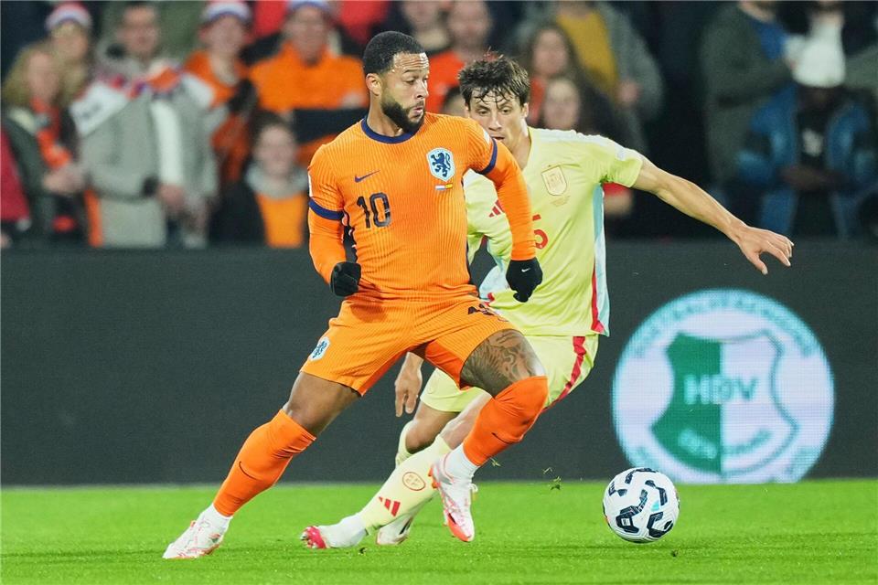 Pech für Memphis Depay. Ohne Pass geht es für ihn nicht in die Heimat.Peter Dejong/AP/dpa
