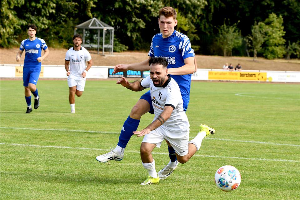 Pech für die Viktoria: Ali Ibraim (vorne) bekommt von Simon Goedereis einen Treffer in die Hacken, doch der Elfmeterpfiff blieb aus.
