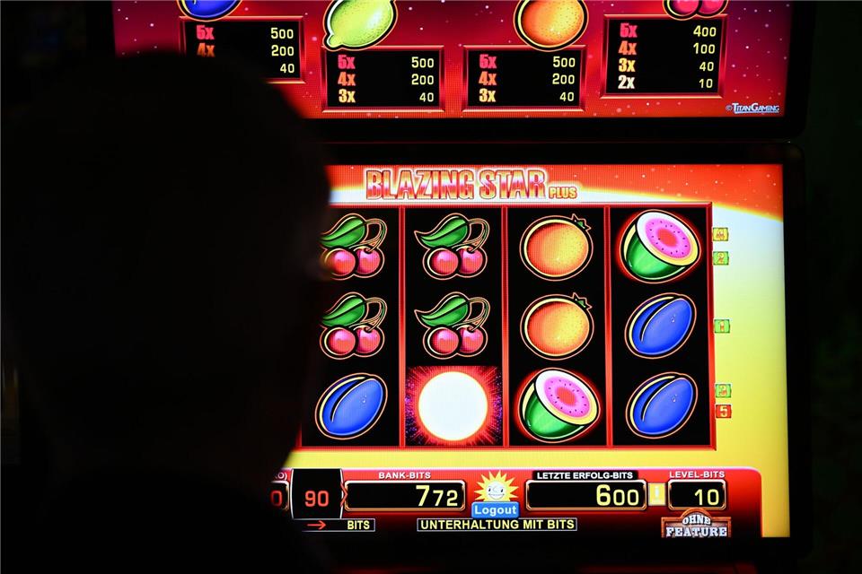 Pech gehabt: Es sind nur zwei Kirschen in einer Reihe, das reicht nicht für einen Gewinn. Szene aus einer Spielothek in Deutschland.Wolf von Dewitz/dpa