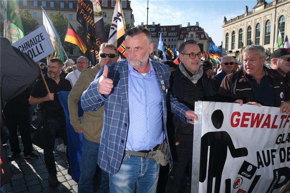 Pegida hat in Dresden eine letzte Demonstration veranstaltet - Gründer Lutz Bachmann in der Mitte. Sebastian Willnow/dpa