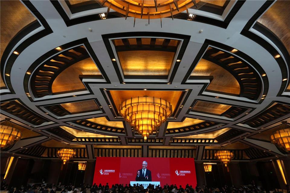 Peking: Bühne frei für Tim Cook – Apple-CEO erscheint zur Forumseröffnung groß auf der LeinwandNg Han Guan/AP POOL/AP/dpa