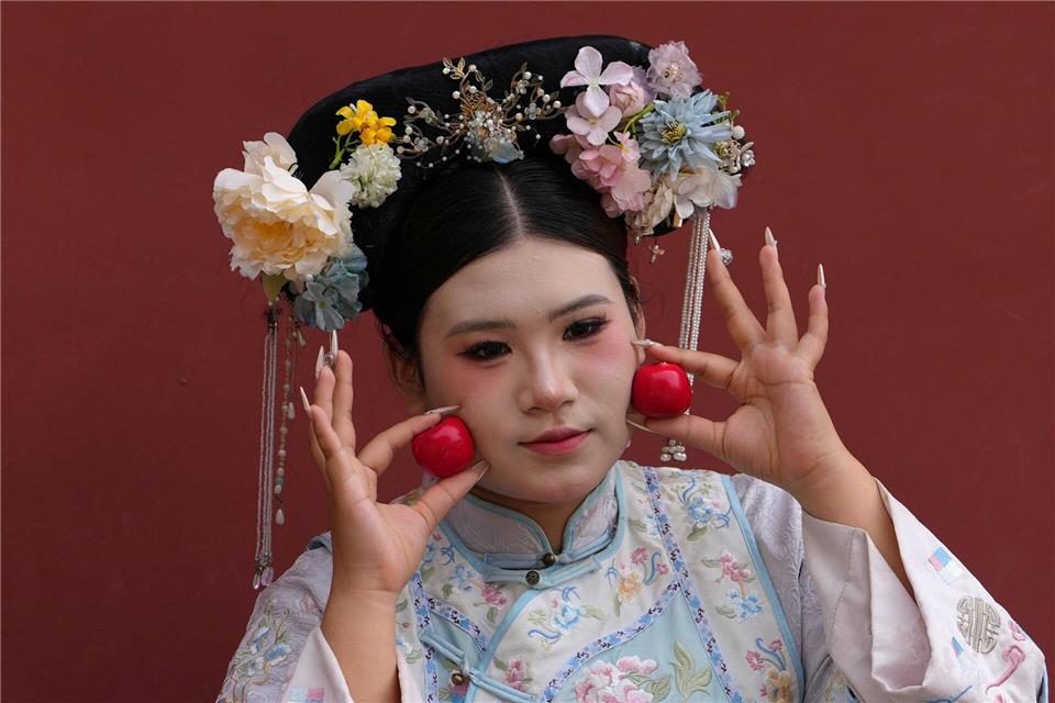 Peking: Frau in traditioneller Tracht feiert Nationalfeiertag vor der Verbotenen StadtNg Han Guan/AP/dpa
