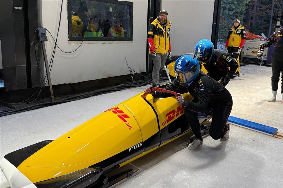Peking-Olympiasiegerin Laura Nolte (vorne) startet ihren Zweierbob mit Anschieberin Deborah Levi (hinten) auf der neuen Olympia-Bahn.Jasmin Isken/BSD/dpa