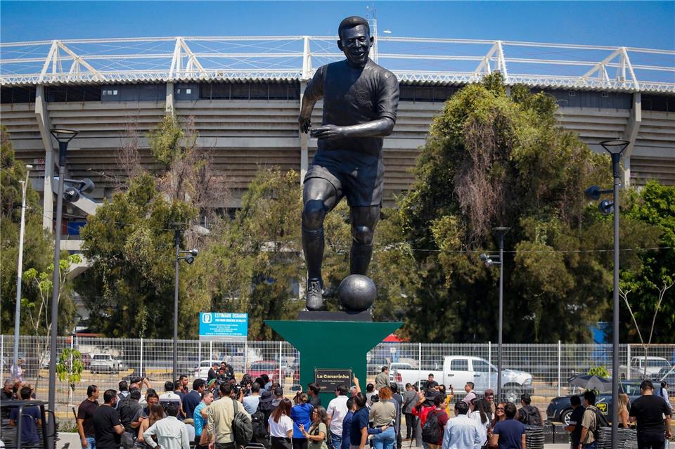 Pelé wurde mit der Statue geehrt. Fernando Carranza Garcia./