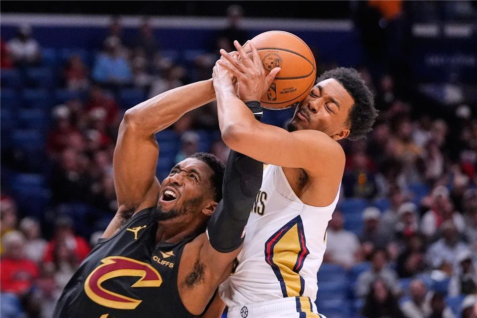 Pelicans gegen Cavaliers in New Orleans: Mitchell und Murphy III ringen um Position unter dem KorbGerald Herbert/AP/dpa