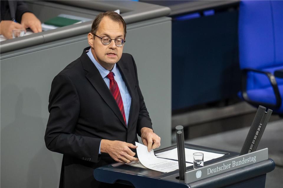 Linke-Fraktionschef spricht über Herzinfarkt und Stress Pellmann führt zusammen mit Heidi Reichinnek die Fraktion der Linken im Bundestag. (Archivbild)Michael Kappeler/dpa