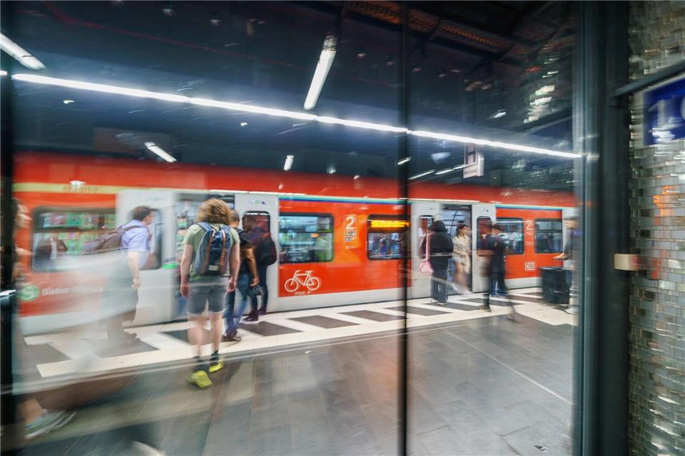 Pendeln gehört für Studenten oft zum Alltag. (Symbolbild)Andreas Arnold/dpa