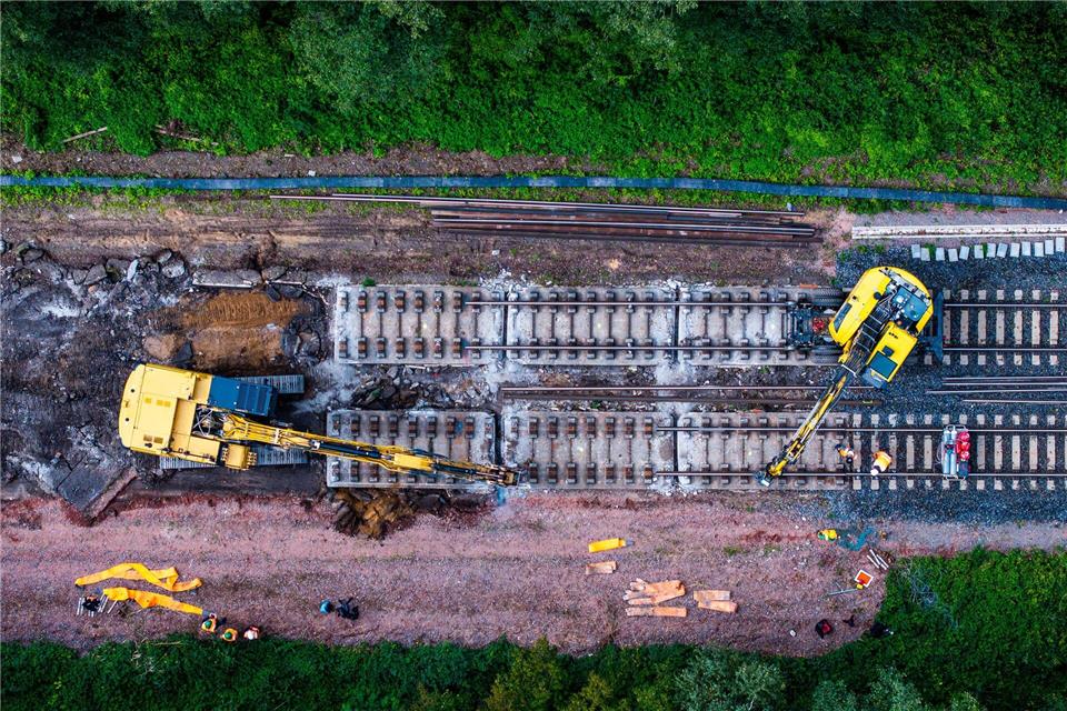 Pendler müssen weiter Geduld beweisen: Die Sanierung der Strecke Hamburg-Berlin verzögert sich. (Archivbild)Jens Büttner/dpa