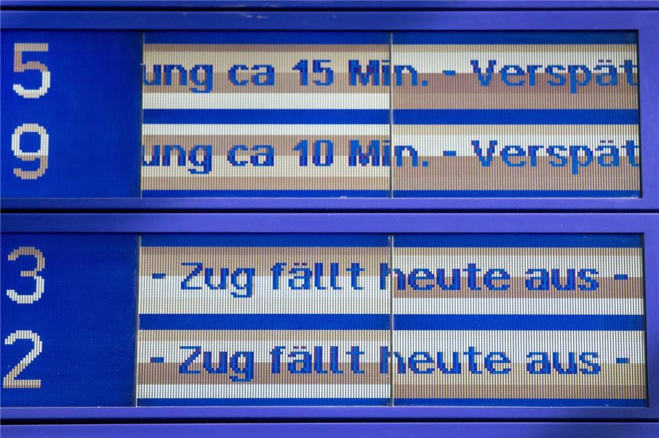 Pendler sollten sich informieren. (Symbolbild)Christoph Reichwein/dpa