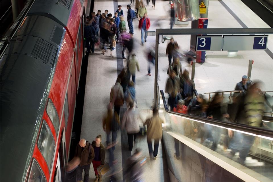 Pendler verlassen im Berliner Bahnhof Potsdamer Platz eine Regionalbahn.