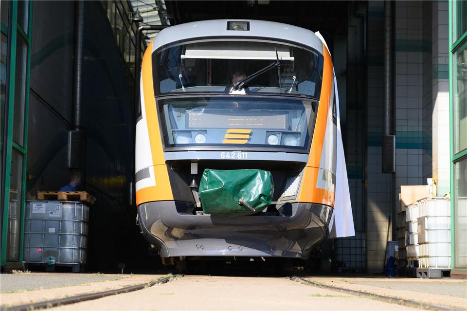 Pendler zwischen Zittau und Ebersbach müssen erneut umplanen: Wegen Mängeln an einer Brücke ist das Gleis gesperrt, Busse ersetzen die Züge. (Symbolbild)Sebastian Kahnert/dpa-Zentralbild/dpa