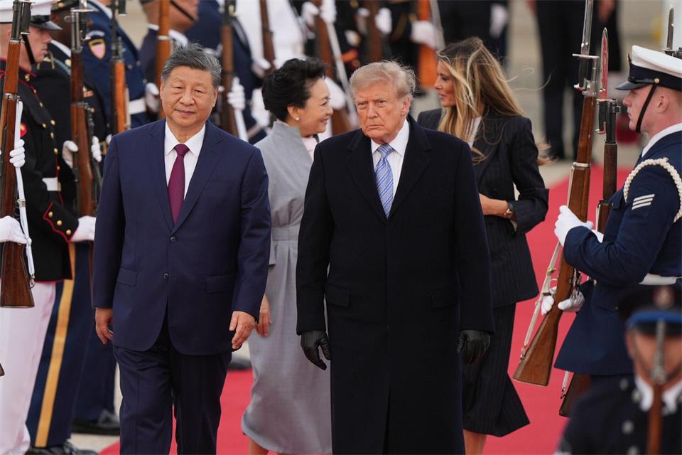 Peng Liyuan und Melania Trump begleiten die Staatschefs.Mark Schiefelbein/AP/dpa
