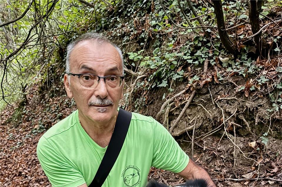 Pensionierter Verkehrspolizist und seit 40 Jahren auf der Suche nach der edlen Knolle: Dario Benčič, hier mit Hund Tiziano.Wolfgang Stelljes/dpa-tmn
