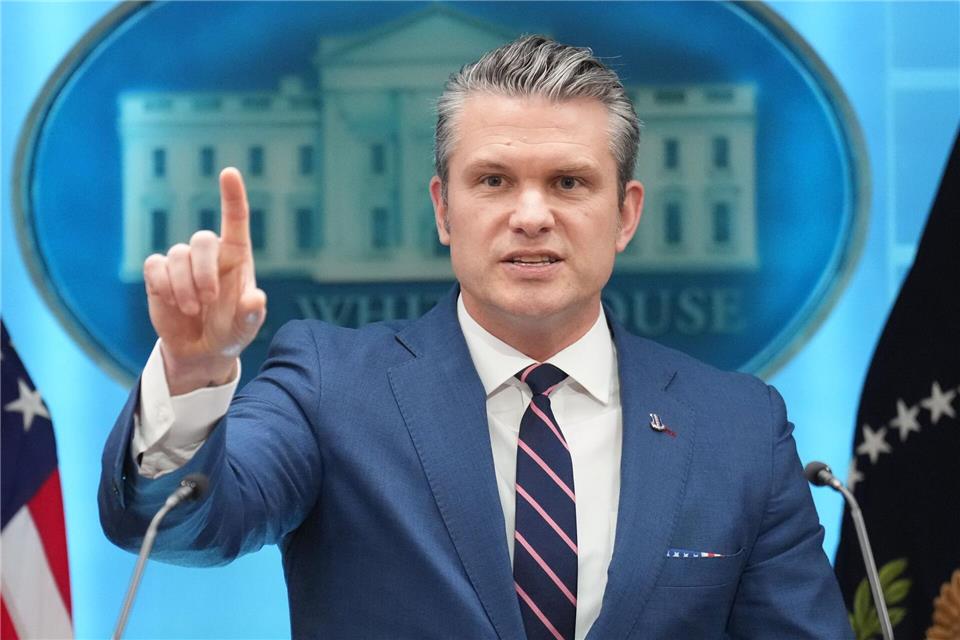Pentagon-Chef Hegseth ordnet den Abzug von rund 5.000 Soldaten aus Deutschland an. (Archivbild)Mark Schiefelbein/AP/dpa