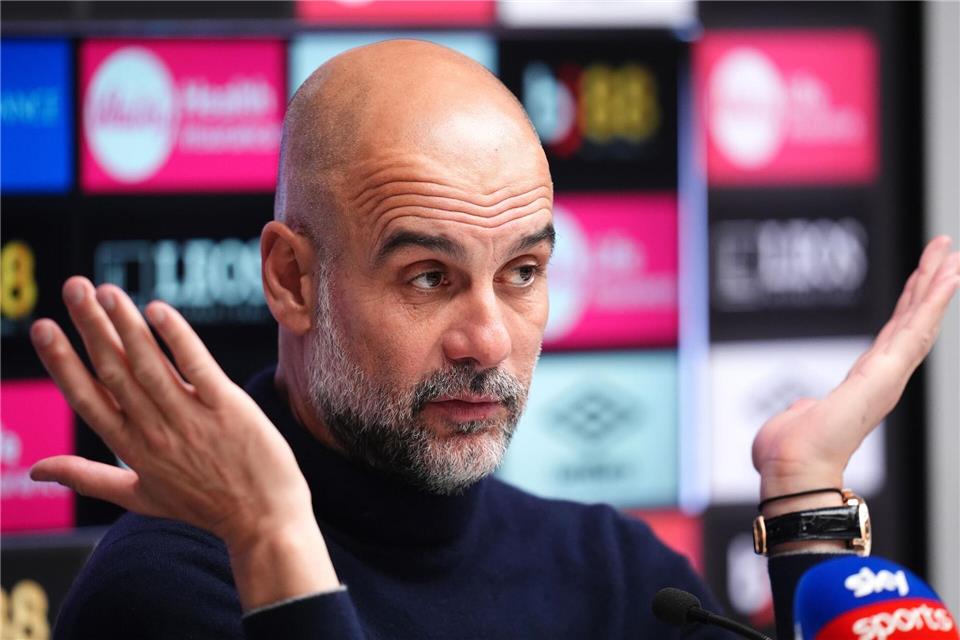 Pep Guardiola, Trainer von Manchester City, spricht während einer Pressekonferenz nach dem Premier-League-Spiel im Vitality Stadium zu den Medien.John Walton/PA Wire/dpa