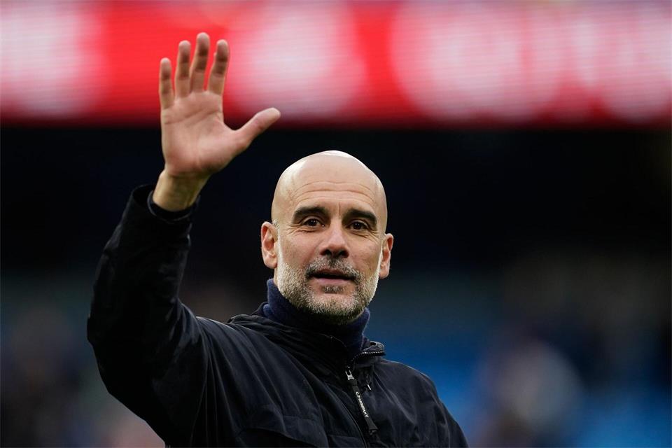 Pep Guardiola sagt Man City seine Unterstützung zu. (Archivbild)Dave Thompson/AP/dpa