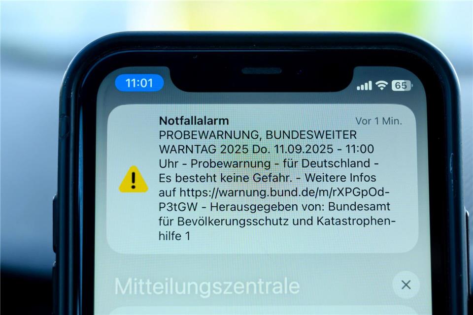 Per Cell Broadcast oder Warn-App ploppten heute bundesweit Testwarnungen auf Handys auf.Patrick Pleul/dpa