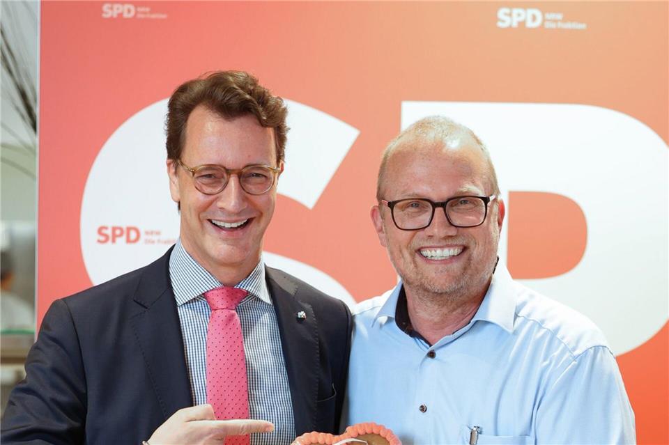 Per Du, aber ansonst ziemlich verschieden: Nordrhein-Westfalens Ministerpräsident Hendrik Wüst (CDU) und sein sozialdemokratischer Herausforderer Jochen Ott. (Archivbild)Mirko Raatz/SPD-Fraktion im Landtag NRW/dpa