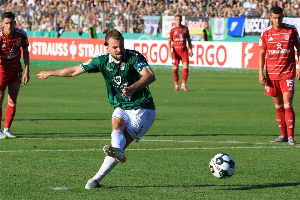 Trotz Rückstand zur Pause: Düsseldorf besteht in Schweinfurt Per Elfmeter hatte Manuel Wintzheimer zum zwischenzeitlichen 1:0 für Schweinfurt getroffen.Karl-Josef Hildenbrand/dpa