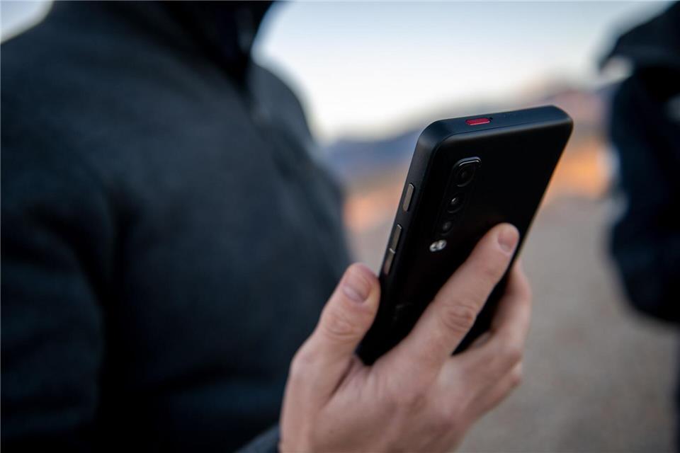 Per Fingertipp Sicherheit geben: Mit diesen Apps werden Notfallkontakte automatisch alarmiert.picture alliance/dpa/dpa-tmn